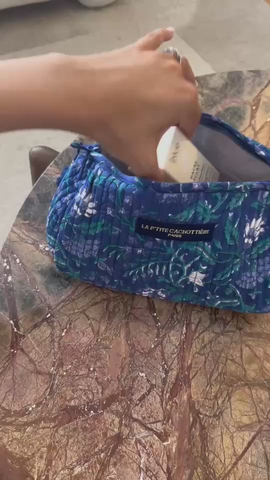 Vidéo lifestyle montrant l’utilisation d’une trousse de soins complète dans une routine d’hydratation et de confort de la peau après l'exposition au soleil.